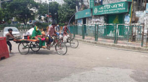 লকডাউনে রাস্তায় মানুষের চলাচল দেখা গেছে।