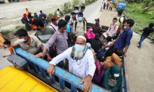 ঘাটে বেড়েছে ঢাকামুখী মানুষের ভিড়