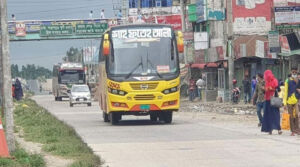 ঢাকা-টাঙ্গাইল মহাসড়কে চলাচল করছে যাত্রীবাহী বাস