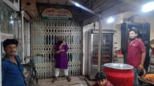 প্রতিপক্ষের কাছে খাবার বিক্রি করায় রেস্তোরাঁয় তালা দিলেন কাদের মির্জা