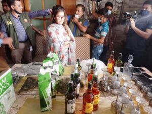 মডেল মৌয়ের বাসায় অভিযান
