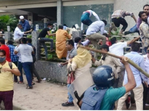 নয়াপল্টনে বিএনপির মিছিলে পুলিশের লাঠিপেটা, টিয়ারশেল নিক্ষেপ