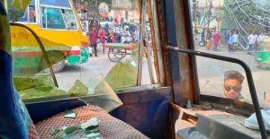 হাফ ভাড়ার দাবিতে সাইন্সল্যাবে শিক্ষার্থীদের বাস ভাঙচুর, সড়ক অবরোধ