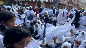 হাফ ভাড়া দিতে চাওয়ায় ছাত্রীকে ধর্ষণের হুমকি, পুরান ঢাকায় সড়ক অবরোধ