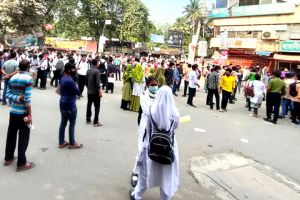 বাসে অর্ধেক ভাড়ার দাবিতে এবার মোহাম্মদপুরে শিক্ষার্থীদের সড়ক অবরোধ