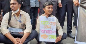 ১১ দফা দাবি পূরণে ৪৮ ঘণ্টার আল্টিমেটাম নটর ডেম শিক্ষার্থীদের