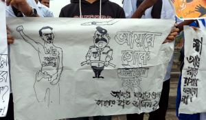 নিরাপদ সড়কের দাবি: শিক্ষার্থীদের প্রতীকী কফিন মিছিল, ব্যঙ্গচিত্র প্রদর্শন