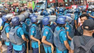 পল্টনে হরতাল সমর্থকদের পুলিশের লাঠিপেটা, আহত অর্ধশতাধিক