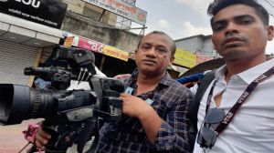 ছাত্র-ব্যবসায়ীদের সংঘর্ষ ঠেকাতে পুলিশের টিয়ারশেল-কাঁদানে গ্যাস নিক্ষেপ