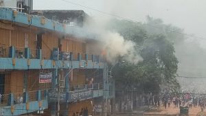 ছাত্র-ব্যবসায়ীদের সংঘর্ষ ঠেকাতে পুলিশের টিয়ারশেল-কাঁদানে গ্যাস নিক্ষেপ