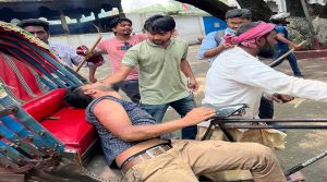 হাইকোর্টের সামনে সংঘর্ষ, গুলি, দুই ছাত্রদল নেতাকে ছাত্রলীগের বেধড়ক পিটুনি