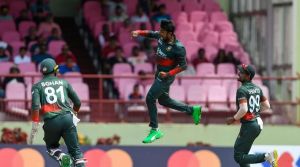 টেস্ট ও টি-টোয়েন্টি সিরিজে হতাশ করা বাংলাদেশ ওয়ানডেতে দেখা দিলো ভিন্ন রূপে! দলের পছন্দের সংস্করণ পেয়ে বল হাতে জ্বলে ওঠা শরিফুল ইসলাম, মেহেদী হাসান মিরাজরা লক্ষ্য রাখলেন একেবারে নাগালে। ছোট লক্ষ্য তাড়া করতে বেগ পেতে হয়নি ব্যাটারদের। শেষ পর্যন্ত অনায়াসে ওয়েস্ট ইন্ডিজকে হারিয়ে তিন ম্যাচের সিরিজে এগিয়ে গেলো টাইগাররা। রোববার রাতে ডমিনিকার প্রভিডেন্স স্টেডিয়ামে প্রথম ওয়ানডেতে স্বাগতিকদের ৬ উইকেটে হারিয়েছে বাংলাদেশ। বৃষ্টিতে মাঠ ভেজা থাকায় দুই ঘণ্টারও বেশি সময় দেরিতে শুরু হওয়া ম্যাচ কমে আসে ৪১ ওভারে। ওয়েস্ট ইন্ডিজ পুরো ওভার খেলে করতে পারে ৯ উইকেটে ১৪৯ রান। জবাবে সফরকারীরা ৫৫ বল হাতে রেখে ৪ উইকেটে ১৫১ রান তুলে জয়ের বন্দরে নোঙর করে। ওয়েস্ট ইন্ডিজের কোনো বোলারই পারেননি বাংলাদেশের জয়ে পথে বাধা হয়ে দাঁড়াতে। শুরুতেই লিটন ফিরলেও পথ হারায়নি বাংলাদেশ। দেড় বছর পর ওয়ানডে একাদশে ফেরা নাজমুল হোসেন শান্তকে সাথে নিয়ে রানের চাকা সচল রাখেন অধিনায়ক তামিম। কিছুটা আক্রমণাত্মক থাকা অধিনায়ক তামিম যেন নিজের স্ট্রাইক রেট ১০০ এর উপর রাখতেই মরিয়া ছিলেন। তাতেই দুজনের জুটিতে ৩০ বলে আসে ৪০ রান। দুর্ভাগ্যজনক এক রানআউটে ২৫ বলে ৩৩ রান করে ফেরেন তামিম। ৪৯ রানে দুই উইকেট হারানো বাংলাদেশ তৃতীয় উইকেট জুটিতে তোলে ৪৯ রান। শান্ত ব্যক্তিগত ৩৭ রানে ফিরলে ভাঙে এই জুটি। শান্তর পর খুব বেশি সময় ক্রিজে থাকেননি আফিফ হোসেন ধ্রুব। তিনি ফেরেন ১৭ বলে ৯ রান করে। এরপর মাহমুদউল্লাহ-শান্তর জুটিতে ধীরে ধীরে জয়ের পথে এগোতে থাকে বাংলাদেশ। কিন্তু দুজনের জুটি পঞ্চাশের ঘরে পা দেয়ার আগেই সাজঘরে ফেরেন শান্ত। পুরানের ক্যাচ বানিয়ে শান্তকে (৩৭) ফেরান মোতি। এরপর আফিফ এসে বেশিক্ষণ টিকতে পারেননি। জয় থেকে ৩৯ রান দূরে পুরানের বলে আউট হন আফিফ (৯)। আফিফ ফেরার পর বাকি কাজ সেরেছেন মাহমুদউল্লাহ ও সোহান। পঞ্চম উইকেটে অবিচ্ছিন্ন ৪০ রানের জুটিতে নিশ্চিত করেন দলের জয়। মাহমুদউল্লাহ ৬৯ বলে ২ চার ও ১ ছক্কায় অপরাজিত থাকেন ৪১ রানে। আর সোহান অপরাজিত ২৭ বলে এক চার ও এক ছক্কায় ২০ রানে। এর আগে টস জিতে বোলিংয়ে নেমে শুরুতেই সাফল্য পায় বাংলাদেশ। পেসার মুস্তাফিজুর রহমান দলকে প্রথম সাফল্য এনে দেন। ওয়েস্ট ইন্ডিজ ওপেনার শাই হোপকে সাজঘরে ফেরান তিনি। এই ক্যারিবীয় ব্যাটার তখন রানের খাতা খুলতে পারেননি। পরে দলীয় ৩২ রানের মাথায় স্পিনার মেহেদী হাসান সাজ ঘরে ফেরান আরেক ওপেনার কাইল মায়ার্সকে। ২৭ বলে ১০ রান করে আউট হন তিনি। ওয়েস্ট ইন্ডিজ যখন শুরুর এই ধাক্কা কাটিয়ে ওঠার চেষ্টা করছিল, ঠিক তখনই জোড়া আঘাত হানেন পেসার শরিফুল ইসলাম। তাই দলীয় পঞ্চাশ রান পার হতেই চার উইকেট হারিয়ে বিপদে পড়ে যায় স্বাগতিকরা। শামার ব্রুকস ব্যক্তিগত ৩৩ এবং ব্র্যান্ডন কিং ৮ রান করে এই বাংলাদেশি পেসারের শিকার হন। পরে আরও দুই উইকেট তুলে নেন তরুণ স্পিনার মেহেদী হাসান। রোভম্যান পাওয়েল (৯) ও নিকোলাস পুরানের (১৮) উইকেট নিয়ে ওয়েস্ট ইন্ডিজের ব্যাটিং ধস নামান। কিছুক্ষণ পর শরিফুল আরও দুই উইকেট তুলে নিয়ে ওয়েস্ট ইন্ডিজের ইনংসকে অল্প রানে আটকে দিতে মূল অবদান রাখেন। রোমারিও শেফার্ড (১৫) ও গুদাকেশ মতিকে (৭) আউট করে ব্যক্তিগত চতুর্থ উইকেট তুলে নেন। ওয়েস্ট ইন্ডিজও বিপর্যয় কাটিয়ে উঠে আর ঘুরে দাঁড়াতে পারেনি। বাংলাদেশের পক্ষে মেহেদী ৩৬ রান দিয়ে তিন উইকেট তুলে নেন। আর শরিফুল পান চার উইকেট ৩৪ রান খরচায়। মুস্তাফিজ পান এক উইকেট। দুর্দান্ত বোলিংয়ে ম্যাচসেরার পুরস্কার জিতেছেন মেহেদি হাসান মিরাজ। সংক্ষিপ্ত স্কোর ওয়েস্ট ইন্ডিজ: ৪১ ওভারে ১৪৯/৯ (হোপ ০, মেয়ার্স ১০, ব্রুকস ৩৩, কিং ৮, পুরান ১৮, পাওয়েল ৯, শেফার্ড ১৫, আকিল ৩, মোটি ৭, ফিলিপ ১৯*, সিলস ১৬*; নাসুম ৮-৩-১৬-০, মুস্তাফিজ ৮-০-৩৪-১, মিরাজ ৯-২-৩৬-৩, তাসকিন ৮-০-২৬-০, শরিফুল ৮-১-৩৪-৪)। বাংলাদেশ: ৩১.৫ ওভারে ১৫১/৪ (তামিম ৩৩, লিটন ১, শান্ত ৩৭, মাহমুদউল্লাহ ৪১*, আফিফ ৯, সোহান ২০*; আকিল ৮-০-৪৩-১, সিলস ৩.৫-০-২৬-০, ফিলিপ ২-০-১৫-০, শেফার্ড ২-০-১০-০, মোটি ৯-১-১৮-১, পুরান ৭-০-৩৯-১)। ফল: বাংলাদেশ ছয় উইকেটে জয়ী।