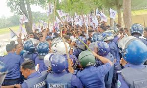 বাঁশখালীতে বিএনপির মিছিলে পুলিশের বাধা, সংঘর্ষ, আহত ৪০