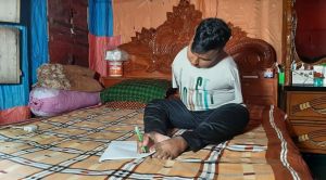দুই হাত নেই, দুই পা দিয়েই চলছে মিরাজের জীবনযুদ্ধ