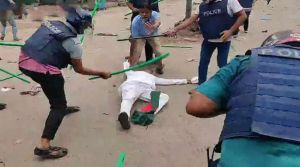 গয়েশ্বরকে বেধড়ক পেটালো পুলিশ