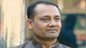 চট্টগ্রামের লোহাগাড়া উপজেলার বড়হাতিয়া ইউনিয়ন আওয়ামী লীগের সাধারণ সম্পাদক রিটন বড়ুয়া রোনা।১৪ ও ১৮ সালের নির্বাচনে ‘ভোট ডাকাতি’ স্বীকার করলেন আ.লীগ নেতা (ভিডিও) ২০১৪ সালের দশম ও ২০১৮ সালের একাদশ জাতীয় সংসদ নির্বাচনে নৌকার প্রার্থীর পক্ষে ‘ভোট ডাকাতি’ করার কথা স্বীকার করেছেন এক আওয়ামী লীগ নেতা। চট্টগ্রামের লোহাগাড়া উপজেলার ১ নম্বর বড়হাতিয়া ইউনিয়নের আওয়ামী লীগের সাধারণ সম্পাদক রিটন বড়ুয়া রুনা ওই আসনের নৌকার প্রার্থী আবু রেজা মুহাম্মদ নেজামউদ্দিন নদভীর পক্ষে ‘ভোট ডাকাতি’ করার কথা প্রকাশ্যে স্বীকার করেছেন। গত রোববার (২৪ ডিসেম্বর) রাতে বড়হাতিয়া ইউনিয়নের ৫ নম্বর ওয়ার্ডের চান্দিরপাড়ায় এই আসনের স্বতন্ত্র প্রার্থী আবদুল মোতালেবের নির্বাচনী কার্যালয় উদ্বোধন অনুষ্ঠানে তিনি এ কথা বলেন। তার এ বক্তব্য সামাজিক যোগাযোগমাধ্যমে ভাইরাল হয়েছে। ২০১৪ ও ২০১৮ সালের সংসদ নির্বাচনে এই আসনে নৌকার প্রার্থী হিসেবে আবু রেজা মুহাম্মদ নেজামউদ্দিন নদভী বিজয়ী হন। এবারও তিনি এই আসনে আওয়ামী লীগের মনোনয়ন পেয়েছেন। আগের দুই সংসদ নির্বাচনে রিটন বড়ুয়া নেজামউদ্দিন নদভীর পক্ষে কাজ করেন। তবে দ্বাদশ সংসদ নির্বাচনে তিনি আওয়ামী লীগের স্বতন্ত্র প্রার্থী আবদুল মোতালেবের পক্ষে কাজ করছেন। আবদুল মোতালেব সাতকানিয়া উপজেলা আওয়ামী লীগের সভাপতি। নির্বাচনে তিনি ঈগল প্রতীক নিয়ে লড়ছেন। ওই অনুষ্ঠানে রিটন বড়ুয়া নৌকার প্রার্থী ও বর্তমান সংসদ সদস্য আবু রেজা মুহাম্মদ নেজামউদ্দিন নদভীর উদ্দেশে বলেন, ‘আমাদের এমপির কথা বলছি। আপনাকে আমি একটি কথা বলতে চাই। ২০১৪ সালের নির্বাচনে আমরা ভোট ডাকাতি করেছি। সোজা কথা। আমরা এমনে আসি নাই। ২০১৮ সালেও আমরা ভোট ডাকাতি করেছি। এখন আমাদের মাননীয় প্রধানমন্ত্রী একটি কথা বারবার বলেন। আমাদের বহির্বিশ্ব চাপ দিচ্ছে। আমাদের একজনের পায়ে একজন না লেগে সোজা লাইন ধরে ভোট দিতে হবে। এটা বহির্বিশ্বকে দেখাতে হবে।’ বক্তব্যের বিষয়ে জানতে চাইলে রিটন বড়ুয়া একটি সংবাদমাধ্যমকে বলেন, ‘২০১৪ সালে আমরা কিছু ভোট নিয়েছি। ২০১৮ সালেও নিয়েছি। কিন্তু নেত্রীর নির্দেশনা হচ্ছে এবারের নির্বাচন সুষ্ঠু ও অংশগ্রহণমূলক হবে। আগের মতো নির্বাচন আর হবে না।’