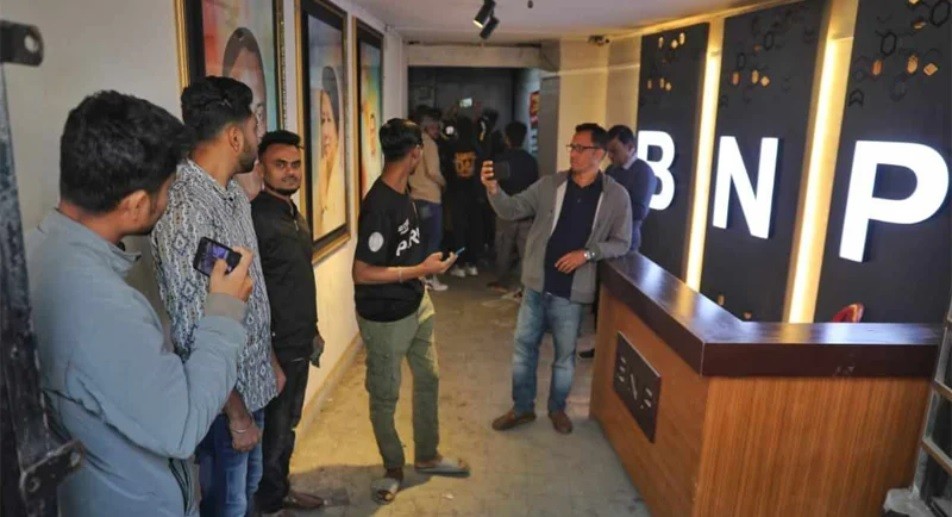 তালা ভেঙে কার্যালয়ের নিয়ন্ত্রণ নিলেন বিএনপি নেতাকর্মীরা