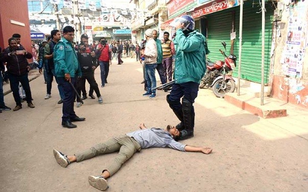 বরিশালে বিএনপির লিফলেট বিতরণ কর্মসূচিতে পুলিশের লাঠিপেটা, আটক ৮