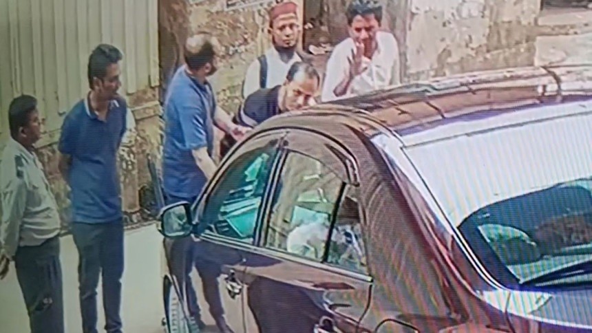 ভিসির পা ধরে চাকরি চাইলেন ছাত্রলীগ নেতা