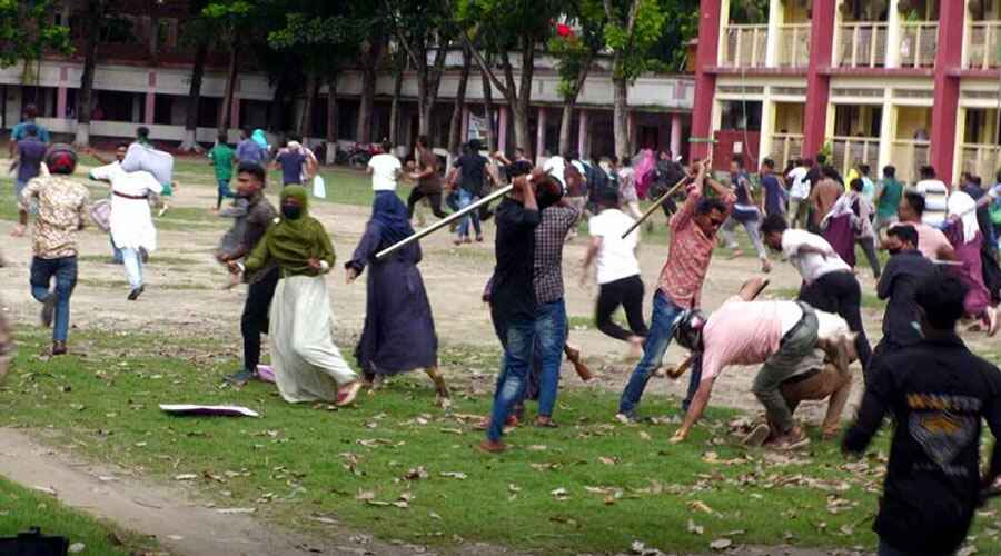 ঝিনাইদহে পুলিশের সামনেই শিক্ষার্থীদের লাঠি-রড দিয়ে পেটালো ছাত্রলীগ ঝিনাইদহে কোটা সংস্কার আন্দোলনকারী শিক্ষার্থীদের লাঠি ও রড দিয়ে বেধড়ক পিটিয়েছে ছাত্রলীগের নেতাকর্মীরা। এতে অন্তত ১০ শিক্ষার্থী আহত হয়েছেন। আজ মঙ্গলবার সকাল সাড়ে ১১টার দিকে শহরের উজির আলী স্কুল অ্যান্ড কলেজ মাঠে এ ঘটনা ঘটে। তাৎক্ষণিকভাবে আহতদের নাম, পরিচয় জানা যায়নি। প্রত্যক্ষদর্শী শিক্ষার্থীরা জানান, কোটা সংস্কার আন্দোলনের অংশ হিসেবে সকালে বিক্ষোভ মিছিল করার জন্য শহরের উজির আলী স্কুল মাঠে জড়ো হন শিক্ষার্থীরা। সে সময় শহরের পায়রা চত্বর এলাকা থেকে ছাত্রলীগের একটি মিছিল পুলিশের বাধা উপেক্ষা করে লাঠি-সোটা নিয়ে আন্দোলনকারী শিক্ষার্থীদের ওপর হামলা চালায়। তারা লাঠি ও লোহার রড দিয়ে শিক্ষার্থীদের মারধর করে ব্যানার কেড়ে নেয়। ভাংচুর করে মাইক। আন্দোলনকারী শিক্ষার্থীরা ছত্রভঙ্গ হয়ে গেলে ছাত্রলীগ সেখান থেকে মিছিল সহকারে ফিরে যায়। হামলায় আন্দোলনকারী অন্তত ১০ জন শিক্ষার্থী আহত হয়েছে। এ ঘটনার পর থেকে এলাকার থমথমে অবস্থা বিরাজ করছে। কোটা বিরোধী আন্দোলনকারী শিক্ষার্থীর আবু হুরায়রা জানান, কোটা বিরোধী আন্দোলনের অংশ হিসেবে সকালে শহরের উজির আলী স্কুল মাঠে জড়ো হয় শিক্ষার্থীরা। সেসময় জেলা ছাত্রলীগের সাধারণ সম্পাদক আল ইমরানের নেতৃত্বে একটি মিছিল লাঠি ও লোহার রড নিয়ে আন্দোলনকারী শিক্ষার্থীদের উপর হামলা চালায়।। হামলায় আমাদের ১০ জন শিক্ষার্থী আহত হয়েছে। ঘটনার পর থেকে এলাকার থমথমে অবস্থা বিরাজ করছে। ঝিনাইদহ জেলা ছাত্রলীগের সাধারণ সম্পাদক আল ইমরানের কাছে জানতে চাইলে তিনি বলেন, এখনো অভিযানের মধ্যে আছি। পরে কথা বলবো। ঝিনাইদহ সদর থানার ওসি শাহীন উদ্দীন জানান, সকালে কোটা বিরোধী আন্দোলনকারী শিক্ষার্থীদের শহরের উজির আলী স্কুল এন্ড কলেজ মাঠে জড়ো হয়। সেময় ছাত্রলীগে নেতা কর্মীরা একটি মিছিল নিয়ে গেলে উত্তেজনা শুরু হয়। এর পর পুলিশ ঘটনাস্থলে গিয়ে পরিস্থিতি নিয়ন্ত্রণে নেয়। পরবর্তী সংঘর্ষ এড়াতে সেখানে অতিরিক্ত পুলিশ মোতায়েন করা হয়েছে। সরকারি চাকরিতে কোটা সংস্কার ও শিক্ষার্থীদের ওপর ছাত্রলীগের হামলার প্রতিবাদে রাজধানীর বাড্ডায় সড়ক অবরোধ করেছেন ব্র্যাক বিশ্ববিদ্যালয়ের শিক্ষার্থীরা। উল্লেখ্য, কোটাবিরোধী চলমান আন্দোলনে গতকাল সোমবার বৈষম্যবিরোধী ছাত্র আন্দোলনের ব্যানারে বিশ্ববিদ্যালয়ের কেন্দ্রীয় গ্রন্থাগারের সামনে থেকে শিক্ষার্থীরা মিছিল বের করেন। পরে বিশ্ববিদ্যালয়ের বটতলা এলাকায় তাদের ওপর হামলা হয়। এতে অর্ধশতাধিক ছাত্রছাত্রী আহত হন। রাত সাড়ে আটটার দিকে এ ঘটনার বিচার চেয়ে ও অবৈধ শিক্ষার্থীদের হল থেকে বিতাড়িত করতে উপাচার্যের বাসভবনের সামনে গিয়ে বিক্ষোভ করতে থাকেন আন্দোলনকারী শিক্ষার্থীরা। গতকাল দুপুর থেকেই দফায় দফায় শিক্ষার্থীদের ওপর হামলা চালায় ঢাকা বিশ্ববিদ্যালয় ছাত্রলীগসহ বহিরাগতরা। এ সময় হামলার শিকার আহত শিক্ষার্থীরা ঢাকা মেডিকেলে (ঢামেক) চিকিৎসা নিতে গেলে জরুরি বিভাগে শিক্ষার্থীদের ওপর হামলা করে ছাত্রলীগের নেতাকর্মীরা। ঢাকা বিশ্ববিদ্যালয় ছাড়াও চট্টগ্রাম ও রাজশাহী বিশ্ববিদ্যালয়সহ হামলা চালানো বহু পাবলিক বিশ্ববিদ্যালয়ে। এছাড়া রাতে জাহাঙ্গীর নগর বিশ্ববিদ্যালয়ের শিক্ষক ও শিক্ষার্থীদের ওপর হামলা চালানোর অভিযোগ উঠেছে ছাত্রলীগের বিরুদ্ধে।