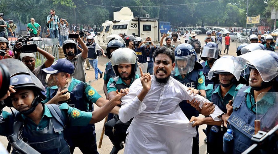 টিএসসিতে পুলিশের সাউন্ড গ্রেনেড বিস্ফোরণ, তুলে নিয়ে গেছে এক শিক্ষার্থীকে