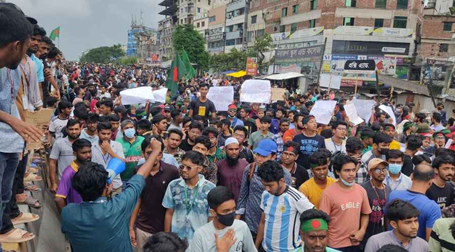বিক্ষোভে উত্তাল রাজধানী, হাজারো ছাত্র-জনতার মুহুর্মুহু স্লোগান
