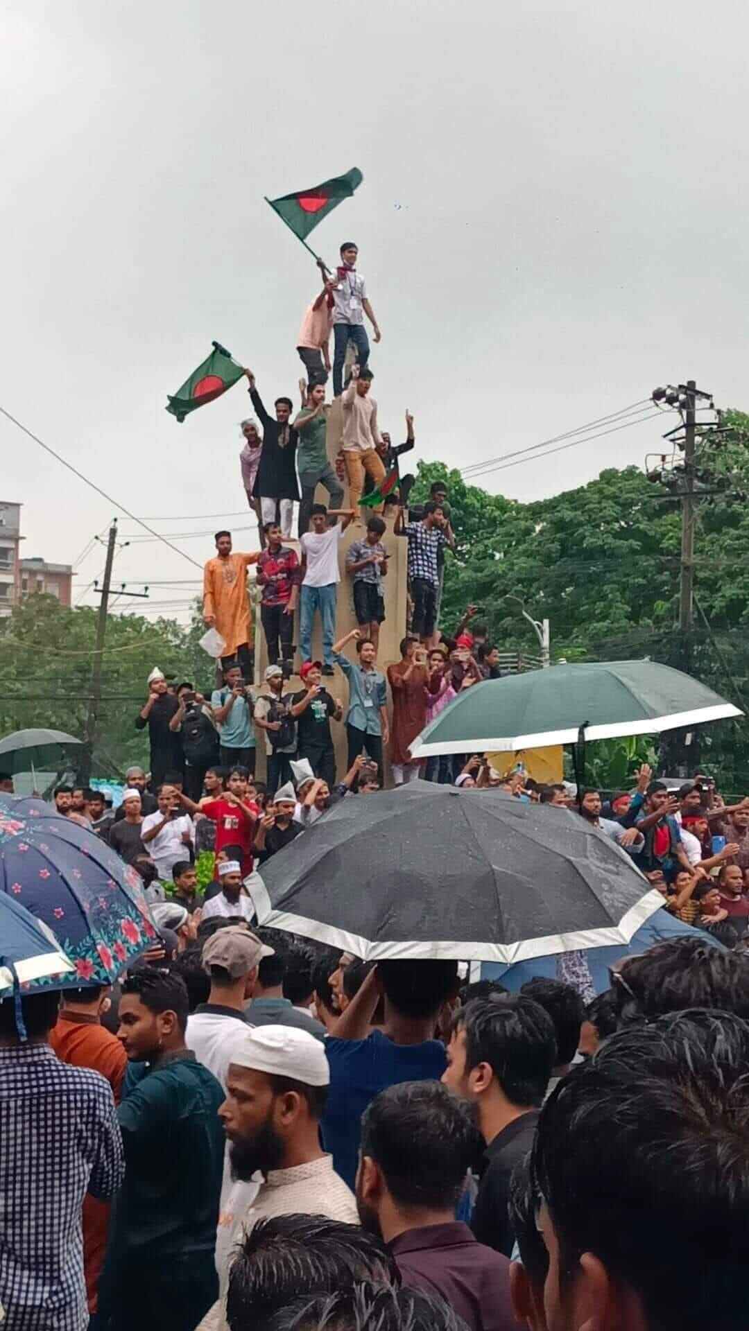 চট্টগ্রামে বৃষ্টির মধ্যে রাস্তায় নেমে এলেন লাখো মানুষ (ভিডিও)