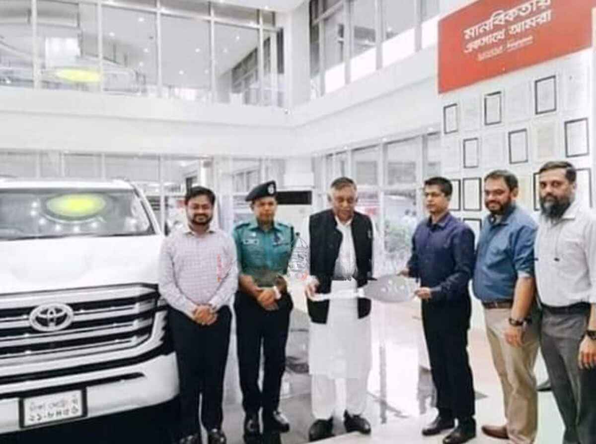 ২ কোটি টাকার ল্যান্ড ক্রুজার রাস্তায় ফেলে গেলেন সাবেক স্বরাষ্ট্রমন্ত্রী