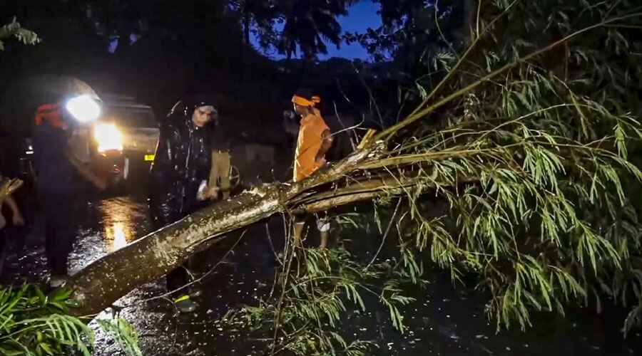 ওড়িশার উপকূলে আছড়ে পড়েছে ঘূর্ণিঝড় দানা