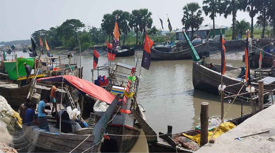 মধ্যরাতে উঠছে নিষেধাজ্ঞা, ইলিশ ধরার অপেক্ষায় জেলেরা