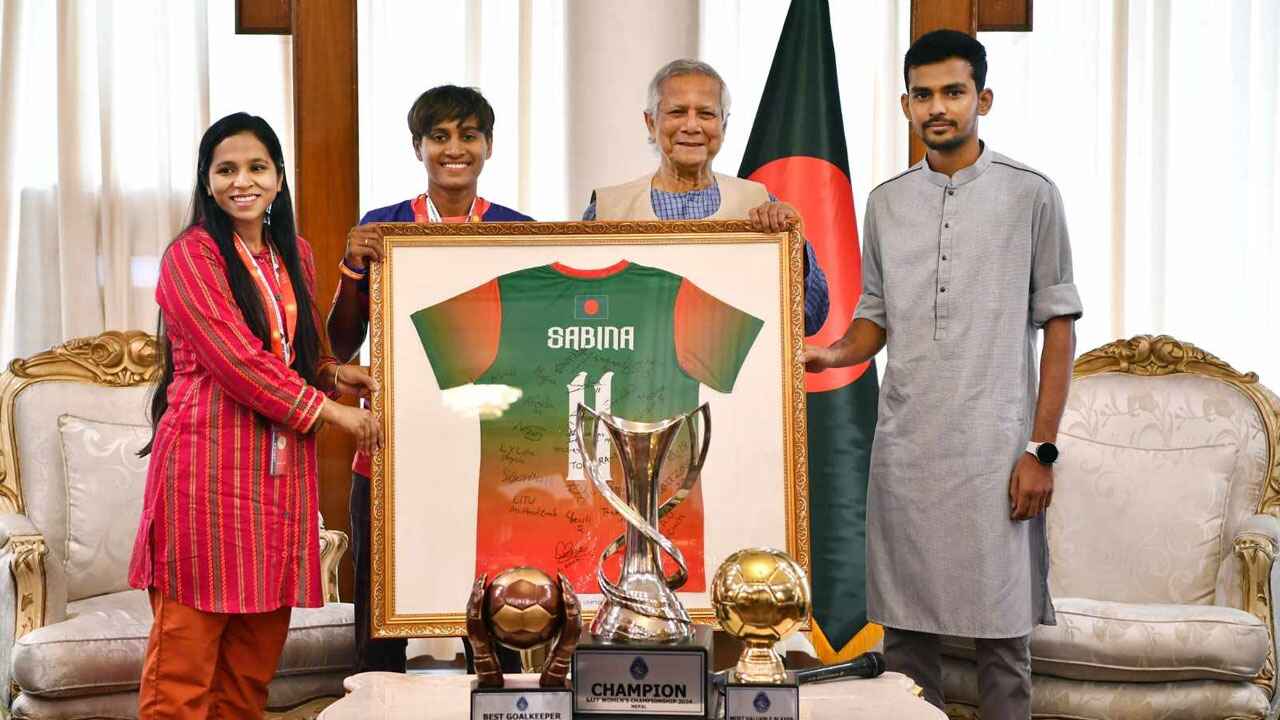 প্রধান উপদেষ্টার সংবর্ধনায় সিক্ত সাফজয়ীরা নারী ফুটবলাররা নেপালে দক্ষিণ এশিয়ার ফুটবল শ্রেষ্ঠত্বের আসর সাফ চ্যাম্পিয়নশিপ জেতায় বাংলাদেশ নারী দলকে সংবর্ধনা দিয়েছেন প্রধান উপদেষ্টা অধ্যাপক ড. মুহাম্মদ ইউনূস। আজ শনিবার বেলা ১১টায় রাষ্ট্রীয় অতিথি ভবন যমুনায় তাদেরকে এ সংবর্ধনার দেওয়া হয়। এ সময় সেখানে উপস্থিত ছিলেন যুব ও ক্রীড়া উপদেষ্টা আসিফ মাহমুদ। এর আগে সকাল সাড়ে ১০টায় যমুনায় প্রবেশ করেন সাফ চ্যাম্পিয়নশিপ জেতা বাংলাদেশ নারী ফুটবল দলটি। প্রধান উপদেষ্টার সঙ্গে দেখা করেন নারী দলের ২৩ সদস্য। এ সময় নিজেদের সমস্যার কথা তুলে ধরেন ফুটবলাররা। তাদের সমস্যা লিখিতভাবে উপস্থাপনের অনুমতি দিয়েছেন প্রধান উপদেষ্টা। এসময় নারী দলের পক্ষ থেকে ফুটবলারদের অটোগ্রাফ সংবলিত অধিনায়ক সাবিনা খাতুনের একটি জার্সি উপহার দেওয়া হয় প্রধান উপদেষ্টাকে। পরে নারী দলের সঙ্গে আনুষ্ঠানিক ফটোসেশন সারেন প্রধান উপদেষ্টা। যাদের হাত ধরে দক্ষিণ এশিয়ায় নারী সাফ চ্যাম্পিয়নশিপের মুকুট জিতেছে বাংলাদেশ। সেই ২৩ নারী ফুটবলারকে সংবর্ধনা দেন প্রধান উপদেষ্টা। সাফজয়ী ফুটবলারদের বাইরে সংবর্ধনায় যোগ দেন প্রধান কোচ পিটার বাটলার ও দলের ম্যানেজার মাহমুদা অনন্যা। তবে এই সংবর্ধনায় আসেননি কোনো বাফুফে কর্তারা। এর আগে, গত ৩০ অক্টোবর নেপালকে তাদের মাটিতে ২-১ গোলে হারিয়ে সাফ চ্যাম্পিয়নশিপ জেতে বাংলাদেশ। শিরোপা নিয়ে পরদিন দেশে ফেরে সাফজয়ীরা। ছাদখোলা বাসে তাদের বিমানবন্দর থেকে আনা হয় বাফুফে ভবনে। সেখানে ফুটবলারদের ফুল দিয়ে বরণ করে নেন ক্রীড়া উপদেষ্টা আসিফ মাহমুদ। সেই সঙ্গে পুরস্কার হিসেবে সাফজয়ীদের হাতে এক কোটি টাকা পুরস্কার তুলে দেন তিনি।