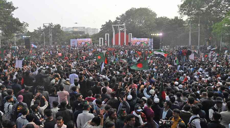 শহীদ মিনারে ছাত্র-জনতার ঢল, সরকারকে ১৫ দিনের আল্টিমেটাম