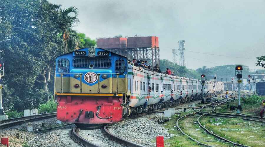 মধ্যরাত থেকে ট্রেন না চালানোর ঘোষণা রেলকর্মীদের