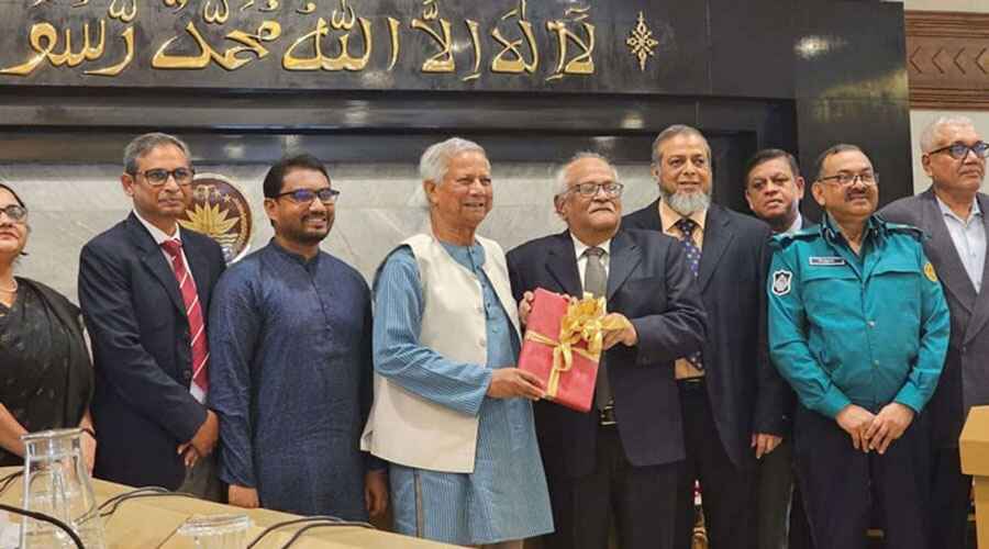 চার সংস্কার কমিশনের প্রতিবেদন প্রধান উপদেষ্টার কাছে হস্তান্তর