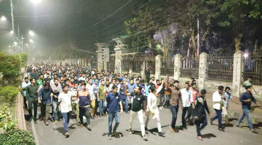 স্বরাষ্ট্র উপদেষ্টার পদত্যাগের দাবিতে মধ্যরাতে উত্তাল ঢাকা বিশ্ববিদ্যালয়