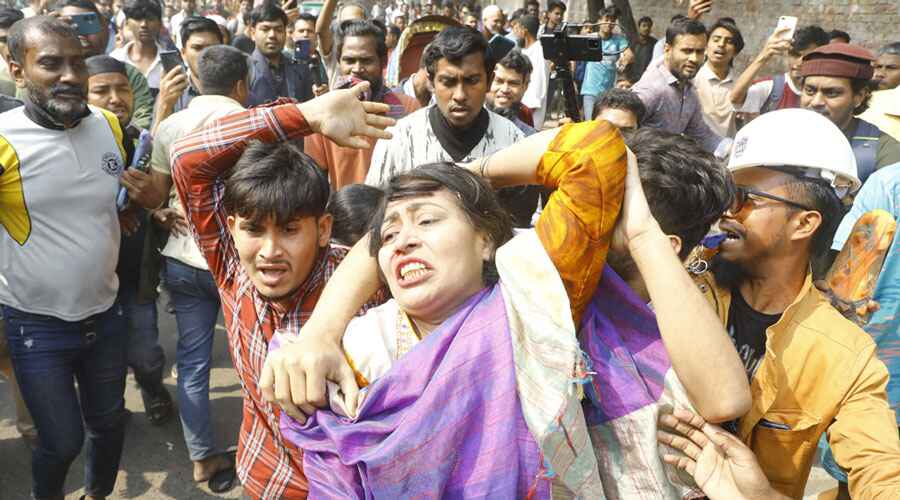 ধানমন্ডি ৩২ নম্বরে এসে এক নারী ও পুরুষের ‘জয় বাংলা’ স্লোগান, অতঃপর...