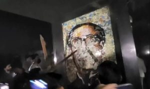 উত্তাল ধানমন্ডি ৩২, বিক্ষুব্ধ ছাত্র-জনতার ভাঙচুর-অগ্নিসংযোগ