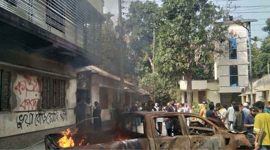 ‘কাউয়া কাউয়া’ স্লোগানে ওবায়দুল কাদেরের বাড়িতে ভাঙচুর, আগুন