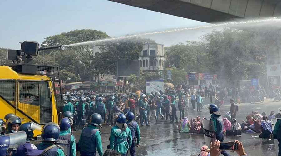 শাহবাগে আন্দোলনকারীদের লাঠিপেটা, জলকামান ও সাউন্ড গ্রেনেড নিক্ষেপ