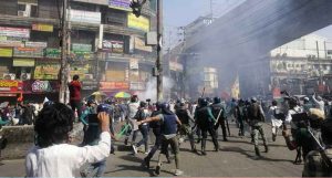 বাধা উপেক্ষা করে হিযবুত তাহরীরের মিছিল, টিয়ারশেল-সাউন্ড গ্রেনেড নিক্ষেপ
