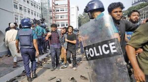 সচিবালয়ে ঢুকে পুলিশ সদস্যকে পেটালেন শিক্ষার্থীরা
