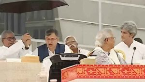 বৃষ্টিতে ছাতা মাথায় সনদে সই করলাম, তারা বিশ্বাসঘাতকতা করলো