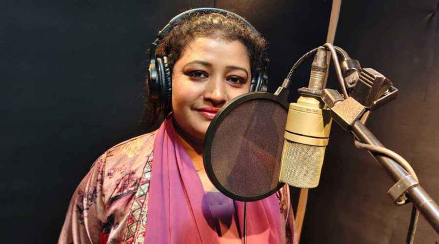 ‘পুরুষ বাউলরা বিছানায় ডাকে, সাড়া দিলে গানের সুযোগ দেয়’