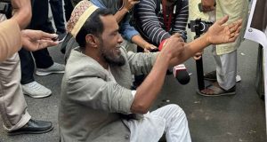 একটি কফিনের পাশে পুরো বাংলাদেশ