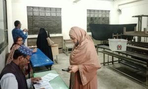 ভোট উৎসব শুরু, ভোর থেকেই কেন্দ্রে ভোটারদের লাইন অবসান হলো দীর্ঘ প্রতীক্ষার। আজ বৃহস্পতিবার সকাল সাড়ে ৭টা থেকে দেশজুড়ে একযোগে শুরু হয়েছে ত্রয়োদশ জাতীয় সংসদ নির্বাচন ও গণভোটের ঐতিহাসিক ভোটগ্রহণ। ভোরের আলো ফোটার আগেই দেশের বিভিন্ন প্রান্তে ভোটকেন্দ্রগুলোর সামনে জমতে শুরু করে মানুষের ভিড়। সকাল বাড়ার সঙ্গে সঙ্গে সেই ভিড় পরিণত হয় দীর্ঘ সারিতে। নারী, পুরুষ, তরুণ, প্রবীণ-সব বয়সী ভোটারদের উপস্থিতিতে অনেক কেন্দ্রেই তৈরি হয় উৎসবমুখর পরিবেশ। রাজধানী ঢাকাসহ বিভাগীয় ও জেলা শহরগুলোতে সকাল থেকেই ভোটারদের স্বতঃস্ফূর্ত উপস্থিতি চোখে পড়ে। কেউ পরিবার নিয়ে এসেছেন, কেউ আবার প্রতিবেশীদের সঙ্গে। ভোটকেন্দ্রের বাইরে ধৈর্য ধরে লাইনে দাঁড়িয়ে নিজেদের ভোটাধিকার প্রয়োগের অপেক্ষায় থাকতে দেখা যায় তাদের। অনেকেই বলেন, দীর্ঘ সময় পর ভোট দিতে পারার অনুভূতি আলাদা। এক ধরনের নাগরিক দায়িত্ববোধ এবং অংশগ্রহণের আনন্দ কাজ করছে সবার মধ্যে। আইনশৃঙ্খলা রক্ষাকারী বাহিনীর সদস্যদের প্রতিটি কেন্দ্রে টহল দিতে দেখা গেছে। কোথাও পুলিশ, কোথাও র্যাব, আবার কোথাও আনসার সদস্যরা দায়িত্ব পালন করছেন। ভোটারদের নিরাপত্তা ও শৃঙ্খলা বজায় রাখতে তারা সক্রিয় রয়েছেন। চব্বিশের গণঅভ্যুত্থান পরবর্তী এই নির্বাচনে নিজেদের ভোটাধিকার প্রয়োগের মাধ্যমে আগামীর নেতৃত্ব বেছে নিতে মুখিয়ে আছেন প্রায় পৌণে ১৩ কোটিরও বেশি ভোটার। নির্বাচন কমিশন জানিয়েছে, এবারের নির্বাচনে সবচেয়ে বড় ফ্যাক্টর হয়ে দাঁড়িয়েছে তরুণ প্রজন্ম। মোট ভোটারের প্রায় ৪৫ শতাংশ ১৮ থেকে ৩৩ বছর বয়সী তরুণ। এছাড়া, ইতিহাসে প্রথমবারের মতো পোস্টাল ব্যালটের মাধ্যমে ভোট দিয়েছেন প্রবাসী রেমিট্যান্স যোদ্ধারা। মোট ৩০০ আসনের মধ্যে ২৯৯ আসনে ভোট হচ্ছে। শেরপুর-৩ আসনে একজন প্রার্থীর মৃত্যুর কারণে সেখানে ভোটগ্রহণ স্থগিত রাখা হয়েছে। বিকেল সাড়ে ৪টা পর্যন্ত চলবে এই ব্যালট বিপ্লব। আজকের ভোট কেবল প্রতিনিধি নির্বাচনের নয়, বরং দীর্ঘ দেড় দশক পর সাধারণ মানুষের হারানো গণতন্ত্র পুনরুদ্ধারের লড়াই। একইসঙ্গে সংবিধান সংস্কারের প্রশ্নে ‘হ্যাঁ’-‘না’ গণভোটেও অংশ নিচ্ছেন ভোটাররা। নির্বাচন কমিশনের তথ্য অনুযায়ী, নিবন্ধিত ৬০টি দলের মধ্যে এবার অংশ নিচ্ছে ৫০টি দল। মোট প্রতিদ্বন্দ্বী প্রার্থী দুই হাজার ২৮ জন। এর মধ্যে রাজনৈতিক দলের প্রার্থী এক হাজার ৭৫৫ জন এবং স্বতন্ত্র প্রার্থী ২৭৩ জন। সবচেয়ে বেশি ২৯১ জন প্রার্থী দিয়েছে বিএনপি এবং ২২৭ আসনে লড়ছে জামায়াতে ইসলামী। বিএনপির নারী প্রার্থী ১০ জন। জামায়াতে ইসলামীসহ অন্য ইসলামপন্থী দলগুলোর কোনো নারী প্রার্থী নেই। এবারের নির্বাচনে মোট ভোটার সংখ্যা ১২ কোটি ৭৭ লাখ ১১ হাজার ৮৯৯ জন। এর মধ্যে পুরুষ ভোটার ৬ কোটি ৪৮ লাখের বেশি এবং নারী ভোটার ৬ কোটি ২৮ লাখের বেশি। তৃতীয় লিঙ্গের ভোটার রয়েছেন ১ হাজার ২২০ জন। জাতীয় সংসদ নির্বাচন ও গণভোটের ব্যালট একসঙ্গে গণনা করা হবে। কেন্দ্রের প্রাথমিক ফল রিটার্নিং কর্মকর্তার মাধ্যমে কমিশনে পাঠানো হবে। অধিকাংশ আসনের ফল মধ্যরাতের মধ্যেই পাওয়া যেতে পারে বলে তিনি আশা প্রকাশ করেছেন।