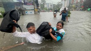 বুকসমান পানি, জলাবদ্ধতায় অচল চট্টগ্রাম নগরী