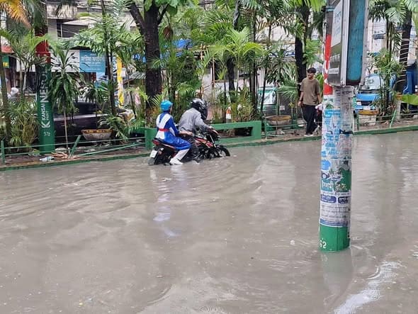 বুকসমান পানি, জলাবদ্ধতায় অচল চট্টগ্রাম নগরী