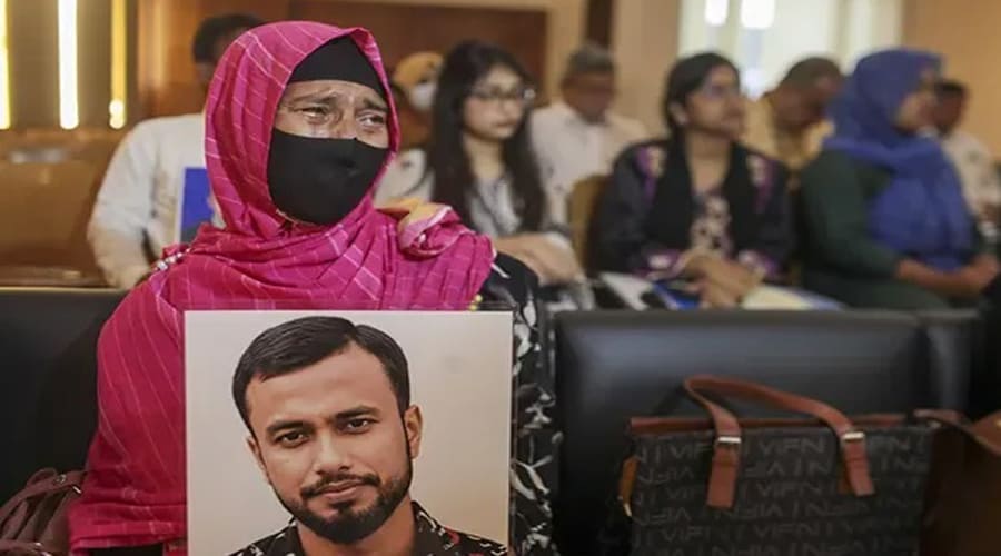 বাবার নামের পাশে ‘জীবিত’ না ‘মৃত’ লিখবেন, জানা নেই সন্তানের!