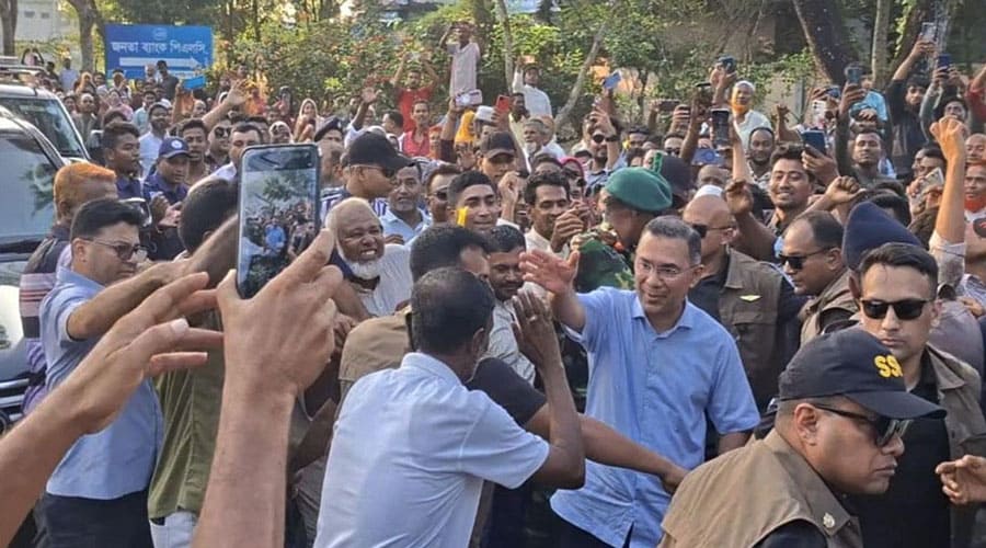বাগেরহাটে প্রটোকল ভেঙে জনগণের সঙ্গে মিশে গেলেন প্রধানমন্ত্রী